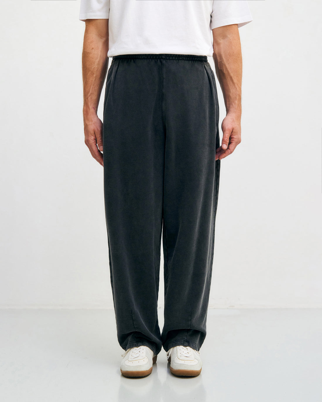 Weite Sweatpant Mit Bundfalte Bio Baumwolle - Washed Black