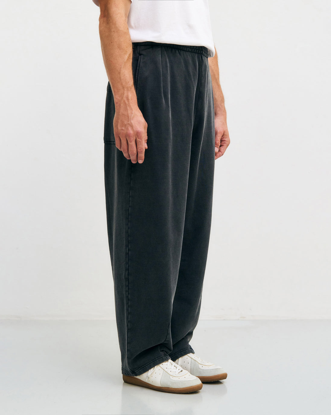 Weite Sweatpant Mit Bundfalte Bio Baumwolle - Washed Black