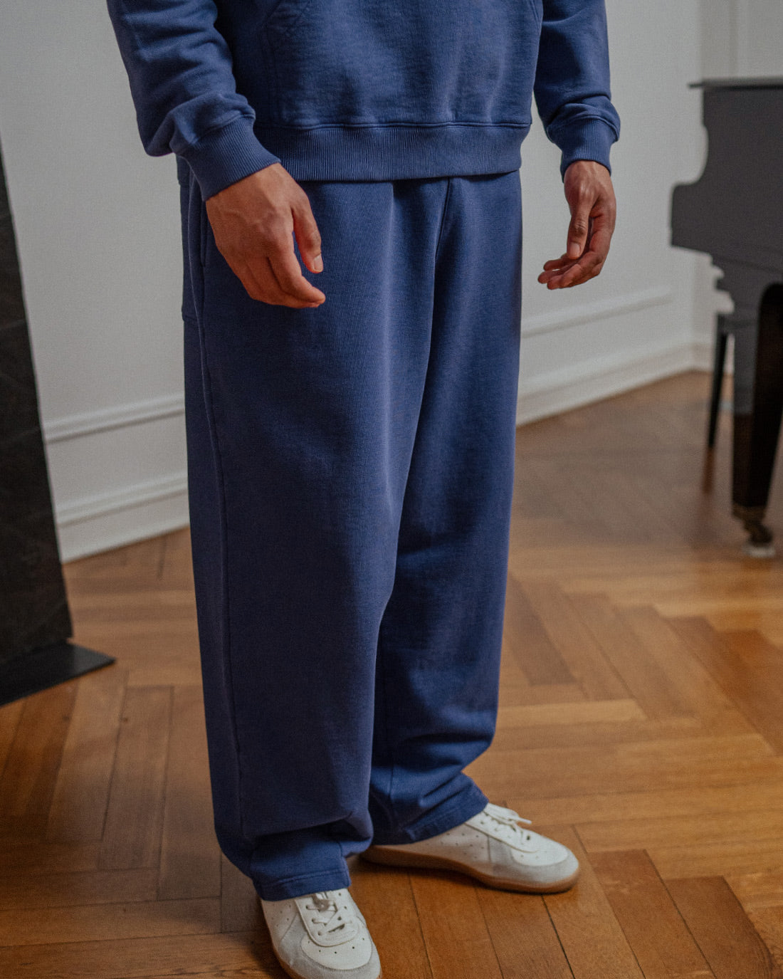 Weite Sweatpant mit Bundfalte Bio Baumwolle - Blau