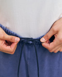 Weite Sweatpant mit Bundfalte Bio Baumwolle - Blau
