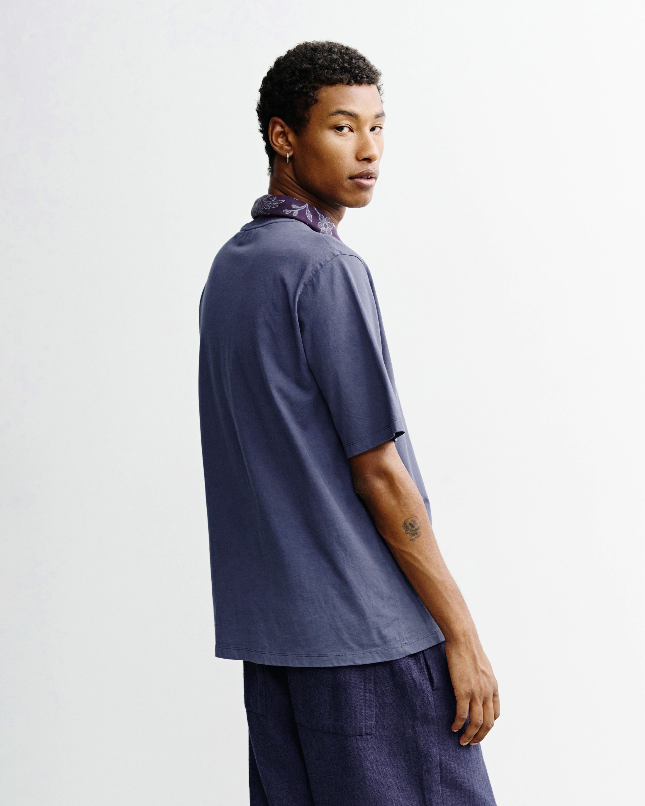 T-Shirt mit Breitem Kragen - Blau