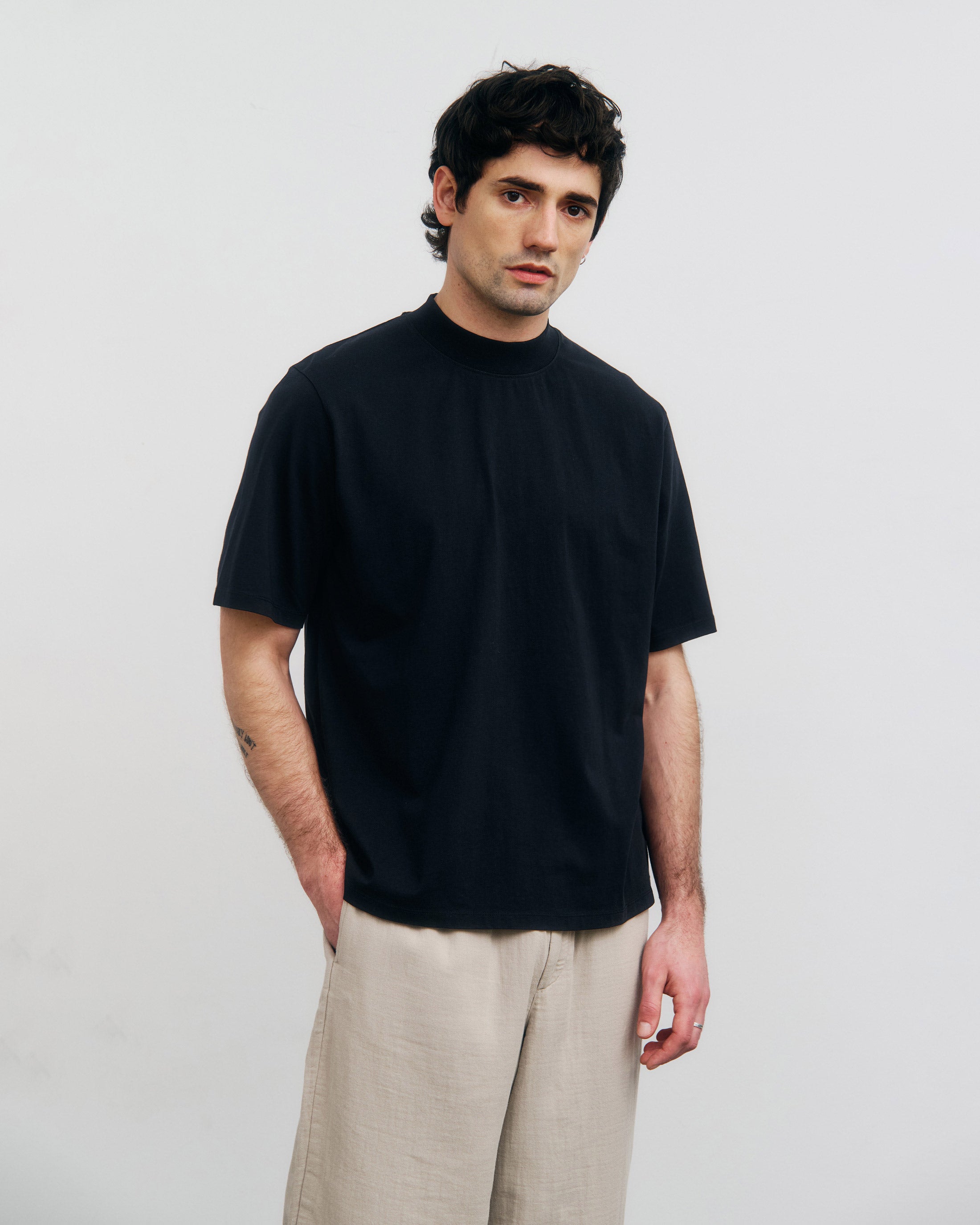 T-Shirt mit Breitem Kragen - Schwarz