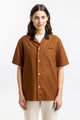 Frauen Model trägt das Rotholz Bowling Hemd mit Kontrastkragen aus Bio Baumwolle in Terracotta
