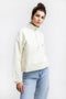 Frauen Model trägt das Rotholz Divided Half Zip Sweatshirt aus Bio Baumwolle in Off-White