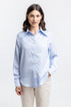 Das Frauen Model trägt das Rotholz Hemd aus Lyocell in Hellblau