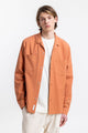Das Männer Model trägt das Rotholz Hemd aus Strukturierter Bio-Baumwolle in Apricot