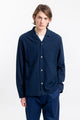 Männer Model trägt das Rotholz Hemd aus Strukturierter Bio-Baumwolle in Blau