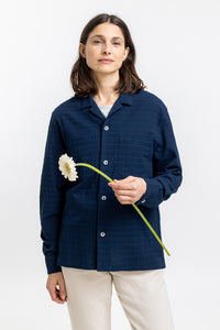 Das Frauen Model trägt das Rotholz Hemd aus strukturierter Bio Baumwolle in Blau