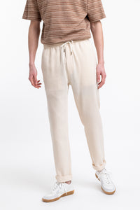 Das Männer Model trägt die Rotholz Hose aus Strukturierter Bio Baumwolle in Creme