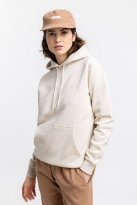 Das Frauen Model trägt den Rotholz Logo Hoodie aus Bio-Baumwolle in Creme