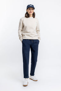 Frauen Model trägt das Rotholz Logo Sweatshirt aus Bio Baumwolle in Creme