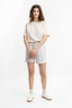 Frauen Model trägt die kurze Rotholz Logo Sweatshorts aus Bio Baumwolle in Grau