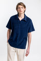 Männer Model trägt das Rotholz Polo Shirt aus Bio Frotte in Blau