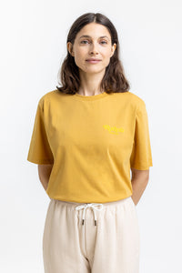 Frauen Model trägt das Rotholz Retro Logo T-Shirt aus Bio Baumwolle in Senfgelb
