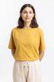 Frauen Model trägt das Rotholz Retro Logo T-Shirt aus Bio Baumwolle in Senfgelb