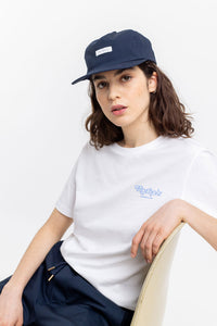Das Frauen Model trägt das Rotholz Retro Logo T-Shirt aus Bio Baumwolle in Weiß