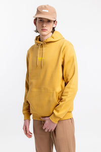 Männer Model trägt den Rotholz Retro Logo Hoodie aus Bio-Baumwolle in Senfgelb