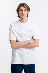 Männer Model trägt das Rotholz Retro Logo T-Shirt aus Bio-Baumwolle in Weiß