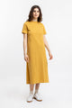 Das Frauen Model trägt das Rotholz T-Shirt Kleid aus Bio Baumwolle in Senfgelb