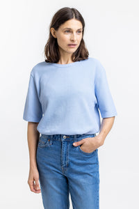 Frauen Model trägt das Rotholz T-Shirt aus Waffle Cotton in Hellblau