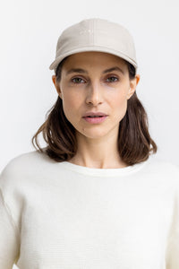 Das Frauen Model trägt das Rotholz T-Shirt aus Waffle Cotton in Weiß