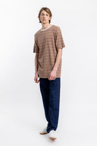 Das Männer Model trägt das Rotholz T-Shirt gestreift aus Baumwolle in Braun
