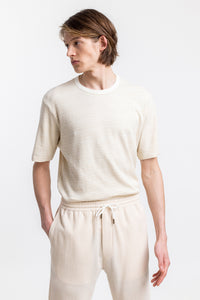 Männer Model trägt das Rotholz T-Shirt gestreift aus Baumwolle in Creme