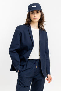 Frauen Model trägt den Rotholz Workwear Blazer aus Bio Ripstop in Blau