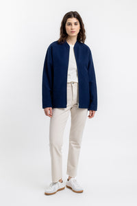 Frauen Model trägt die leichte Rotholz Bomberjacke aus Bio Baumwolle in Blau