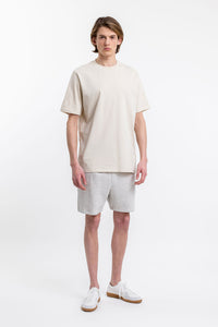 Männer Model trägt das Rotholz Logo T-Shirt aus Bio-Baumwolle in Creme