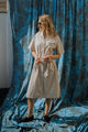 Frau trägt Bowling Kleid Gestreift aus Bio-Baumwolle in Beige/Weiß