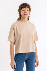 Frau trägt Kurzes T-Shirt aus Bio-Baumwolle in Beige
