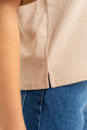 Frau trägt Kurzes T-Shirt aus Bio-Baumwolle in Beige
