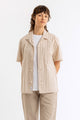 Frau trägt Bowling Hemd Gestreift aus Bio-Baumwolle in Beige/Weiß